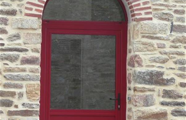 logement près de Malestroit. Porte d'entrée plein cintre en aluminium laqué rouge pourpre RAL 3004S - MGP ALU